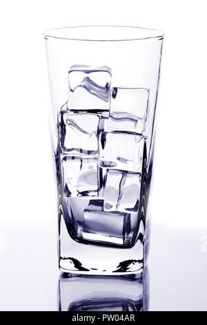 Glas mit Eiswürfel isotated auf weißem Hintergrund Stockfoto