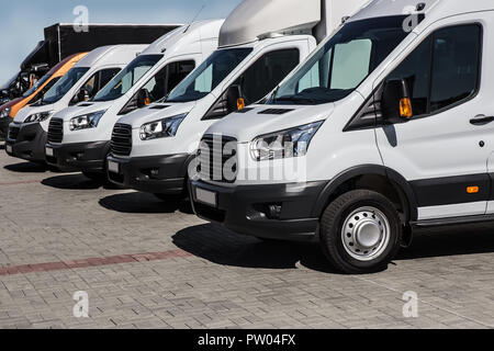 Anzahl der neuen weißen Kleinbusse und Lieferwagen, die außerhalb Stockfoto