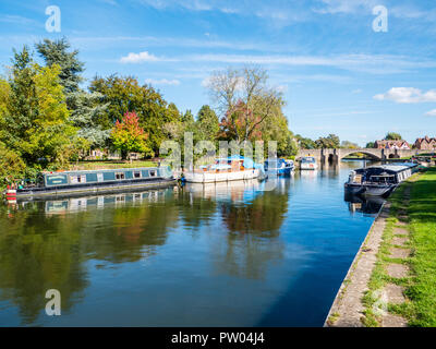 Boote nr Abingdon Brücke, Themse, Abingdon, Oxfordshire, England, UK, GB. Stockfoto