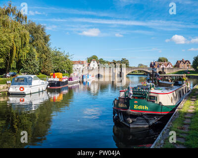 Boote nr Abingdon Brücke, Themse, Abingdon, Oxfordshire, England, UK, GB. Stockfoto