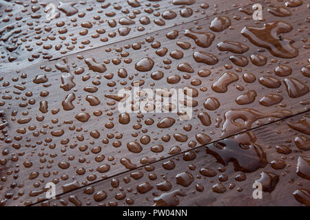 Wassertropfen auf einem Holzbrett closeup Stockfoto