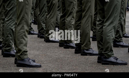 Schuhe im Einklang. Die Polizei steht in der Ausbildung Stockfoto