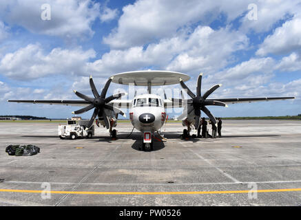 181011-N-BO 364-007 NAS JACKSONVILLE, Fla. (Okt. 2010) 11, 2018) Eine E-2C Hawkeye wartet auf der Naval Air Station Jacksonville Flug Linie Okt. 11 bis evtl. mit der Koordinierung der Hilfsmaßnahmen in den Florida Panhandle Region im Gefolge des Hurrikans Michael unterstützen. Drei Hawkeyes vom Träger Airborne Early Warning Squadron (VAW) 123 und VAW-124 wurden von Naval Station Norfolk für Hurrikan Hilfsmaßnahmen gesendet. U.S. Navy und Marine Corps Personal und Assets wird bereit sein, den zivilen Behörden (DSCA), der Verteidigung zu unterstützen, wenn sie durch US Northern Command gebeten, in Reaktion auf Stockfoto