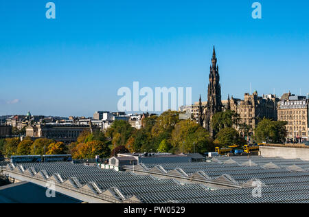 Viktorianische Scott Monument Turm und der Bahnhof Waverley Bahnhof Glasdach, Princes Street, Edinburgh, Schottland, UK im Herbst Sonnenschein Stockfoto