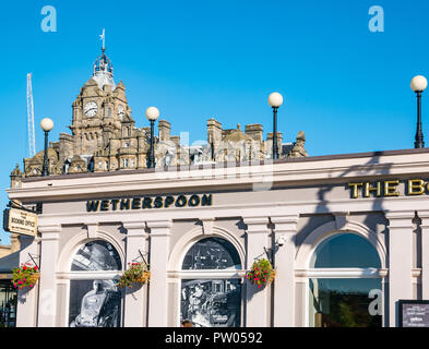 Die Buchung Büro JD Wetherspoon Pub mit Balmoral Hotel Clock Tower, der Waverley Bridge, Edinburgh, Schottland, Großbritannien Stockfoto