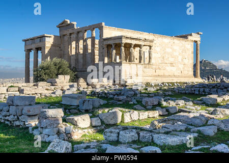 Das alte Gebäude zeigt die caryatides auf der Vorderseite Stockfoto