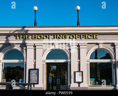 Eingang von JD Wetherspoon die Booking Office Pub, mit blauem Himmel, der Waverley Bridge, Edinburgh, Schottland, Großbritannien Stockfoto