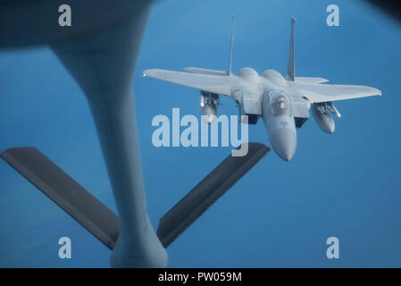 Ein US Air Force F-15C Eagle zu RAF Lakenheath, England zugeordnet, nimmt auf Kraftstoff aus einem US Air Force KC-135 Stratotanker zur RAF Mildenhall, England, an der Küste von England, Okt. 11, 2018. RAF Lakenheath Gastgeber einer großen Kräfte ausüben, die F-22 Raptors aus Joint Base Langley-Eustis, Va., F-15E Strike Eagles von RAF Lakenheath und F/A-18 Super Hornet aus dem Carrier Air Wing von USS Harry S. Truman (CVN-75) enthalten. (U.S. Air Force Foto von Tech. Sgt. Emerson Nuñez). Stockfoto