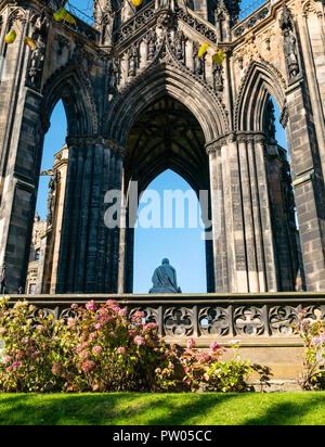 Sir Walter Scott Victorian Gothic Monument im Herbst Sonnenschein, Princes Street Gardens, Edinburgh, Schottland, Großbritannien Stockfoto