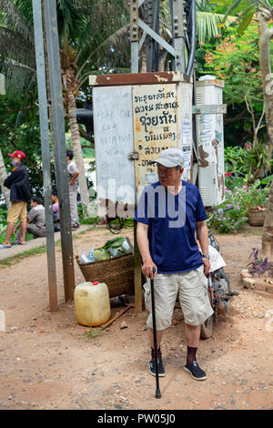 LUANG PRABANG, LAOS - OKTOBER 4: Ein unbekannter Mann Spaziergänge an der Seite der Straße am 4. Oktober in Luang Prabang, Laos 2017. Stockfoto