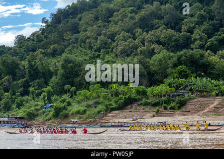 LUANG PRABANG, LAOS - OKTOBER 4: Nicht identifizierte Personen in roten und gelben Rasse gekleidet für ein Ende der buddhistischen Fastenzeit Boat Race in Luang Prabang, Laos auf O Stockfoto