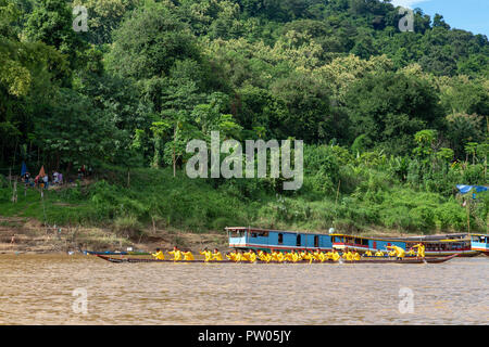 LUANG PRABANG, LAOS - OKTOBER 4: Nicht identifizierte Personen in gelbe Rasse gekleidet für ein Ende der buddhistischen Fastenzeit Boat Race in Luang Prabang, Laos am 4. Oktober Stockfoto