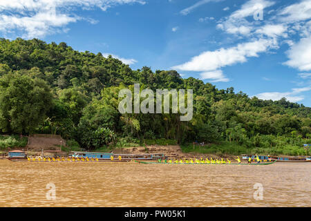 LUANG PRABANG, LAOS - OKTOBER 4: Unbekannter Menschen rennen in zwei Boote für ein Ende der buddhistischen Fastenzeit Boat Race in Luang Prabang, Laos auf Okt Stockfoto