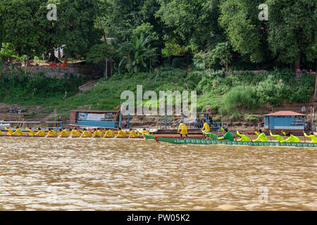 LUANG PRABANG, LAOS - OKTOBER 4: Nicht identifizierte Personen gegeneinander an einem Ende der buddhistischen Fastenzeit Boat Race in Luang Prabang, Laos am 4. Oktober Stockfoto