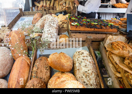 Frische Brote auf Anzeige an Farmers Market Stockfoto