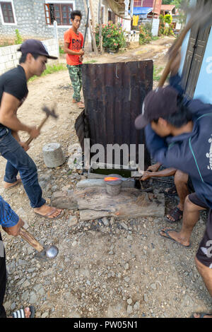 LUANG PRABANG, LAOS - OKTOBER 8: Nicht identifizierte Personen Hammer ein Messer in einem lokalen Dorf in Luang Prabang, Laos am 8. Oktober 2017 zu schmieden. Stockfoto