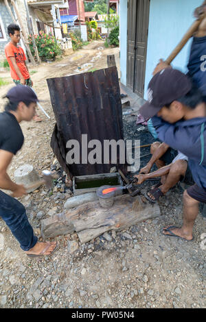 LUANG PRABANG, LAOS - OKTOBER 8: Nicht identifizierte Personen ein Messer an einem lokalen Dorf Schmiede in Luang Prabang, Laos am 8. Oktober 2017 zu schmieden. Stockfoto