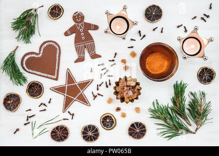 Nordic Weihnachten Dekoration mit Kerzen, Kaffee und Ingwer Kekse, auf weißem Hintergrund. Stockfoto