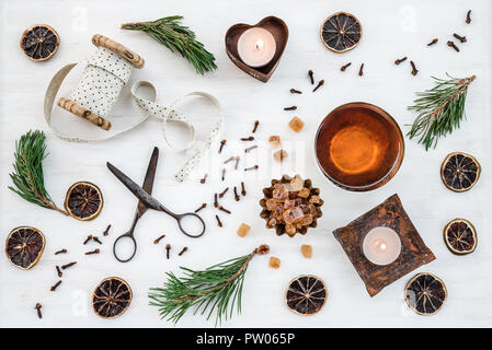 Traditionelle weihnachtliche Dekoration mit Kerzen, teetasse und Vintage Elemente, auf weißem Hintergrund. Stockfoto