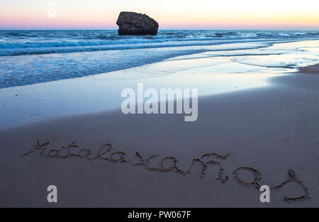 Strand Matalascañas während der herrlichen Sonnenaufgang. Über den Sand ist der Name geschrieben. Huelva, Spanien Stockfoto