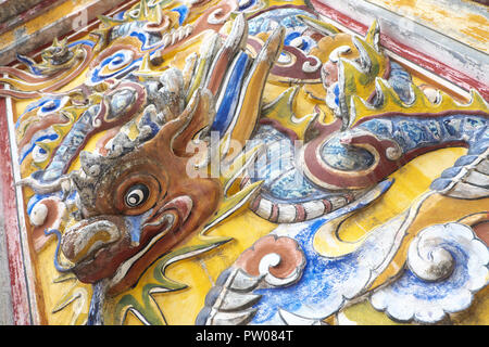 Hue Vietnam Nahaufnahme Detail der Drachen Dekoration auf ein Tor an einem Tempel in der Kaiserstadt in Hue Vietnam August 2018 Stockfoto