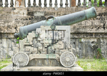 Hue Vietnam - alte Kanone auf der Anzeige in der kaiserlichen Stadt Stockfoto