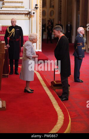 Dieses Bild ist nicht für nach dem 11. Dezember 2018, ohne Zustimmung des Buckingham Palace. Professor Sir Steven Cowley von Princeton ist ein Knight Bachelor des Britischen Empire von Königin Elizabeth II. im Buckingham-Palast. Stockfoto