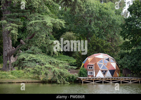 Geodätische Kuppel Home am Rande von See und Wald oder in Holz an Compton Verney Warwickshire, England Stockfoto