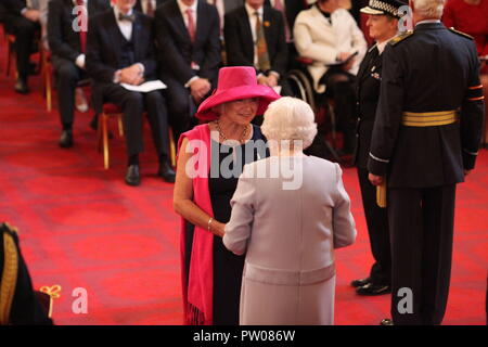 Dieses Bild ist nicht für nach dem 11. Dezember 2018, ohne Zustimmung des Buckingham Palace. Kate (Kathryn) Adie von Cerne Abbas ist ma de CBE (Commander des Ordens des Britischen Empire) von Königin Elizabeth II. im Buckingham-Palast. Stockfoto