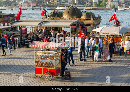 Eminönü Basar mit Garküchen und Restaurants, Fähren und den Bosporus am späten Nachmittag Licht, Istanbul, Türkei Stockfoto