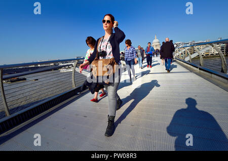 Personen, die Millennium Bridge, London, England, UK. Stockfoto