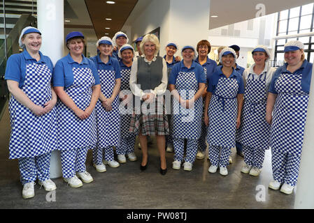 Die Herzogin von Cornwall, als die Herzogin von Rothesay in Schottland bekannt ist, hat ihr Bild mit Küche Personal in Alford Gemeinschaft Campus in Aberdeenshire, Schottland. Stockfoto
