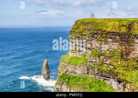 Die 214 Meter hohen Cliffs of Moher im County Clare sind meist besuchte Naturattraktion Irlands. Stockfoto