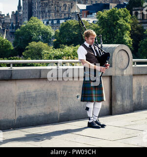 Mann spielt auf Dudelsack in der traditionellen schottischen Kilt, Edinburgh, Schottland Stockfoto