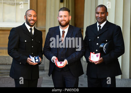 (Von links nach rechts) Constable Leon McLeod nach Erhalt der Königin Galanterie Medaille, und Polizisten Charles Guenigault und Wayne Marques nach Erhalt der George Medaille für ihre Maßnahmen im Hinblick auf die London Bridge Angriff nach einer Ordensverleihung am Buckingham Palace, London. Stockfoto