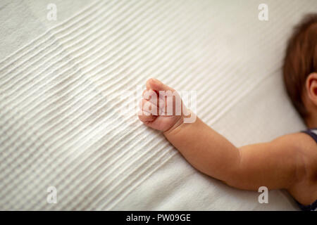 New Born Baby boy Hand - Glück und Kindheit Konzept Stockfoto