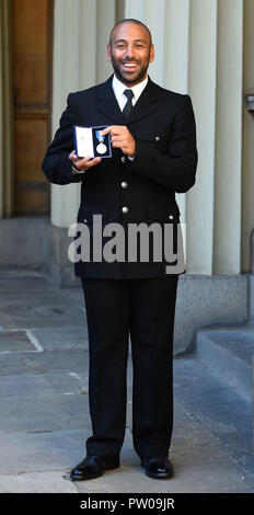 Constable Leon McLeod nach Erhalt der Königin Galanterie Medaille für seine Aktionen in der London Bridge Angriff nach einer Ordensverleihung am Buckingham Palace, London. Stockfoto