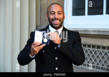 Constable Leon McLeod nach Erhalt der Königin Galanterie Medaille für seine Aktionen in der London Bridge Angriff nach einer Ordensverleihung am Buckingham Palace, London. Stockfoto