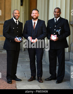 (Von links nach rechts) Constable Leon McLeod nach Erhalt der Königin Galanterie Medaille, und Polizisten Charles Guenigault und Wayne Marques nach Erhalt der George Medaille für ihre Maßnahmen im Hinblick auf die London Bridge Angriff nach einer Ordensverleihung am Buckingham Palace, London. Stockfoto