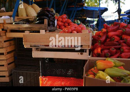 Viele verschiedene schöne Früchte und Gemüse auf dem Markt in Holzkisten Stockfoto