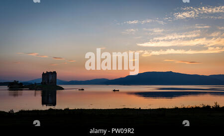 Der malerischen Burg Stalker auf Gezeiten Insel im Loch Laich bei Sonnenuntergang, Schottland Stockfoto