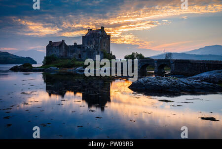 Das Eilean Donan Castle in Kintail Region bei Sonnenuntergang, Schottland Stockfoto