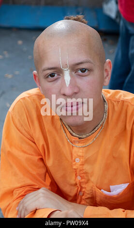 Head & Shoulders Foto eines Hari Krishna Anhänger mit einem TILAK Markierung auf seiner Stirn. Im Union Square Park in Manhattan, New York City. Stockfoto