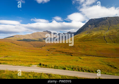 Die Black Cuillin Mountains mit dem Fluss Spröde in der Nähe der beliebten Märchen Pools, Isle of Skye, Schottland Stockfoto