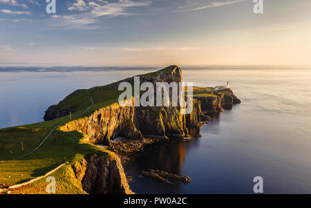 Die Klippen und Leuchtturm am Neist Point auf die Isle of Skye bei Sonnenuntergang, Schottland Stockfoto