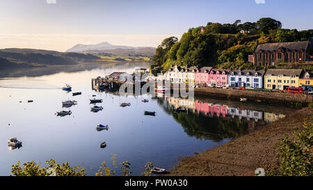 Der alte Hafen von Portree auf der Insel Skye im frühen Morgenlicht, Schottland Stockfoto