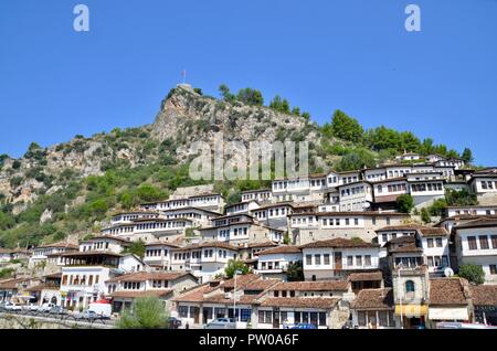 Anzeigen von Berat und seinem historischen Schloss, Albanien. ein UNESCO-Weltkulturerbe von Enver Hoxha und sozialistischen Sanierung erspart Stockfoto