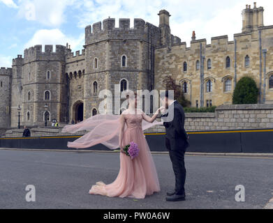 Ein Paar aus Hong Kong (Namen nicht im Lieferumfang enthalten) haben ihre Hochzeit Bilder genommen, bevor ihre Zeremonie ausserhalb Schloss Windsor, vor der Hochzeit von Prinzessin Eugenie an Jack Brooksbank, die morgen statt in St. George's Kapelle. Stockfoto