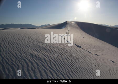 Fußabdrücke in der Wüste über Dünen führende Stockfoto