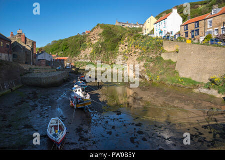 Boote in der Beck bei Ebbe, Staithes, North Yorkshire, England. Eine wunderschöne historische Fischerdorf, beliebt bei Touristen. Stockfoto